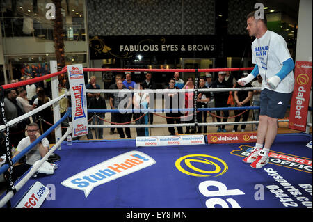 Frankie Gavin assume une fonction d'entraînement dans le centre commercial Pavilions avant son combat pour le titre mondial IBF super-légers la semaine prochaine contre Kell Brook comprend : Frankie Gavin Où : Birmingham, Royaume-Uni Quand : 22 mai 2015 Banque D'Images