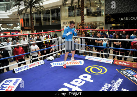 Frankie Gavin assume une fonction d'entraînement dans le centre commercial Pavilions avant son combat pour le titre mondial IBF super-légers la semaine prochaine contre Kell Brook comprend : Frankie Gavin Où : Birmingham, Royaume-Uni Quand : 22 mai 2015 Banque D'Images