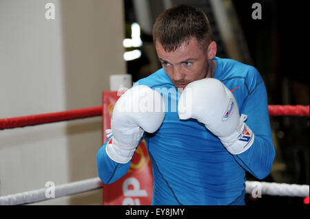 Frankie Gavin assume une fonction d'entraînement dans le centre commercial Pavilions avant son combat pour le titre mondial IBF super-légers la semaine prochaine contre Kell Brook comprend : Frankie Gavin Où : Birmingham, Royaume-Uni Quand : 22 mai 2015 Banque D'Images