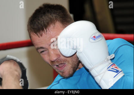 Frankie Gavin assume une fonction d'entraînement dans le centre commercial Pavilions avant son combat pour le titre mondial IBF super-légers la semaine prochaine contre Kell Brook comprend : Frankie Gavin Où : Birmingham, Royaume-Uni Quand : 22 mai 2015 Banque D'Images