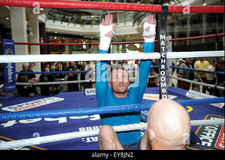 Frankie Gavin assume une fonction d'entraînement dans le centre commercial Pavilions avant son combat pour le titre mondial IBF super-légers la semaine prochaine contre Kell Brook comprend : Frankie Gavin Où : Birmingham, Royaume-Uni Quand : 22 mai 2015 Banque D'Images