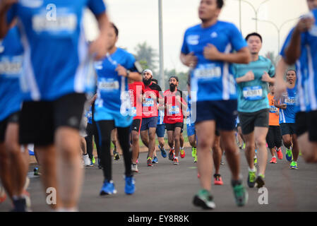 Les participants qui se sont exécutés pendant la course de cocari Sweat Run Indonesia 2015 à Tangerang, Banten, Indonésie. Banque D'Images