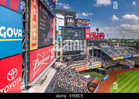 Les spectateurs de regarder un match à la Nouvelle York Mets Citi Field Stadium, Queens, New York - Etats-Unis. Banque D'Images