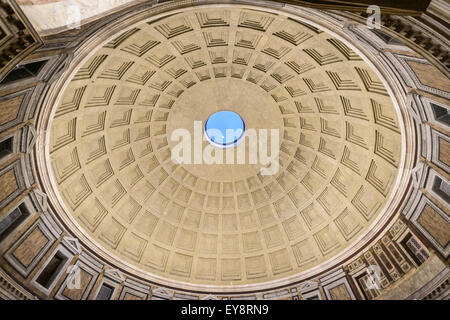 Rome, Italie - 28 mars 2015 : la coupole du Panthéon, la lune apparaître à partir du trou du dôme Banque D'Images