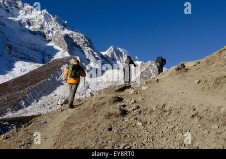 Les randonneurs sur la Larke La Col du Manaslu trek au Népal Circuit Banque D'Images