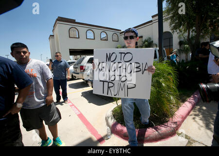 Laredo, Texas, USA. 22 juillet, 2015. Jeune homme hold up sign qui protestaient devant le Paseo Real salle de réception dans la région de Laredo, au Texas le 23 juillet 2015, où le candidat présidentiel américain Donald Trump vient de parler aux médias Banque D'Images