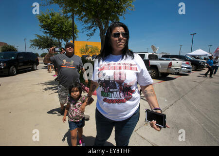 Laredo, Texas, USA. 22 juillet, 2015. Portrait porte un t-shirt imprimé pour protester contre le candidat présidentiel américain Donald Trump lors de sa visite à Laredo, Texas, le 23 juillet 2015 Banque D'Images