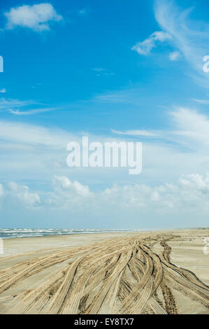 Les traces de pneus dans le sable sur la plage du Casino, la plus longue plage du monde, Rio Grande do Sul, Brésil Banque D'Images