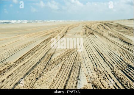 Les traces de pneus dans le sable sur la plage du Casino, la plus longue plage du monde, Rio Grande do Sul, Brésil Banque D'Images