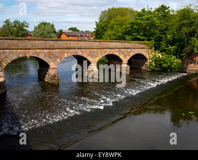 Weir et pont de pierre sur les zones de plaine inondable de la rivière Trent à Burton on Trent Staffordshire England UK Banque D'Images
