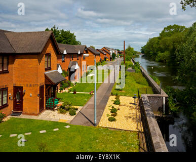 Maisons modernes sur les zones de plaine inondable de la rivière Trent à Burton on Trent Staffordshire England UK Banque D'Images
