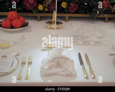 Londres, Royaume-Uni. 24 juillet, 2015. L'imprimeur de la place à la table dans la salle de banquet du palais de Buckingham photo de 'Bienvenue' Royal à Londres, Royaume-Uni, le 24 juillet 2015. Buckingham Palace ouvre ses portes au public du 25 juillet au 27 septembre 2015. Photo : Teresa Peda/dpa/Alamy Live News Banque D'Images