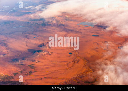 Vue aérienne de nuages sur les montagnes Kigluaik, au nord de la péninsule de Seward, Nome, Alaska, États-Unis d'Amérique Banque D'Images