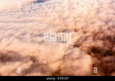 Vue aérienne de nuages obscurcissant la Kigluaik montagnes, au nord de la péninsule de Seward, Nome, Alaska, États-Unis d'Amérique Banque D'Images