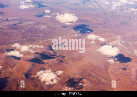 Vue aérienne de nuages obscurcissant la Kigluaik montagnes, au nord de la péninsule de Seward, Nome, Alaska, États-Unis d'Amérique Banque D'Images