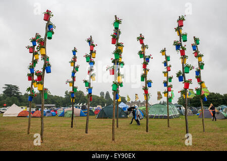 Festival WOMAD, Charlton Park, Wiltshire, Royaume-Uni. 24 juillet, 2015. Les gens passent devant Joseph Toguo's art installation 'Water Dance" dans le monde de l'Art au Festival Womad dans Charlton Park, . 24 juillet 2015. Crédit : Adam Gasson/Alamy Live News Banque D'Images