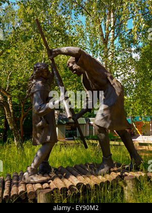 Sculpture de Robin des Bois et petit Jean combat à Sherwood Forest Visitor Center Edwinstowe Dorset England UK Banque D'Images