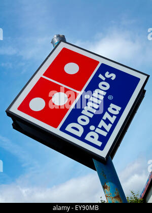 Domino's Pizza affiche à l'extérieur d'une succursale de la chaîne de restauration rapide internationale créée aux Etats-Unis en 1960 Banque D'Images