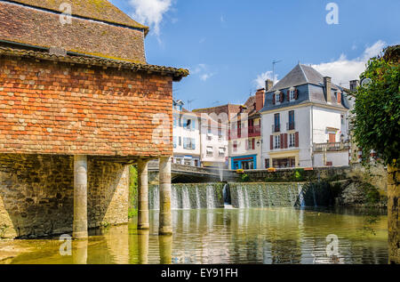 Maison sur pilotis dans la ville de Salies de Bearn. Banque D'Images