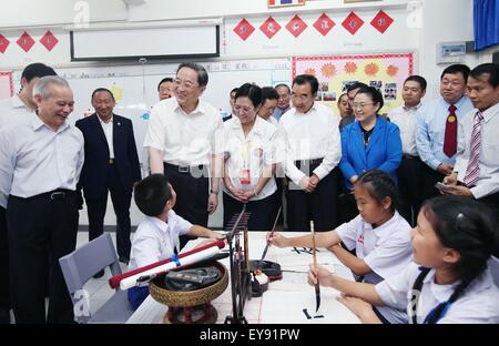 (150724) -- BANGKOK, 24 juillet 2015 (Xinhua) -- Yu Zhengsheng, président du Comité National de la Conférence consultative politique du peuple chinois, visite une école à Chiang Mai, Thaïlande, le 24 juillet 2015. Yu Zhengsheng a effectué une visite officielle en Thaïlande du 21 au 24 juillet. (Xinhua/Yao Dawei) (zkr) Banque D'Images