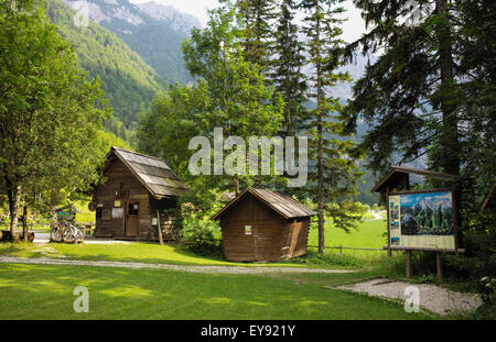 Huttes de bois sur pré herbeux Banque D'Images