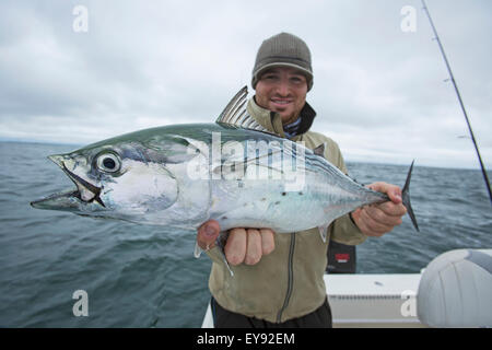 Fisherman holding faux albacor, Cape Cod, Massachusetts, États-Unis d'Amérique Banque D'Images