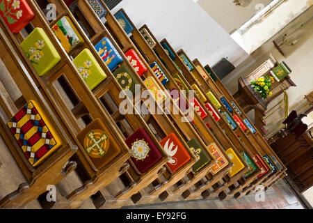 Bancs d'église et genouillères Banque D'Images