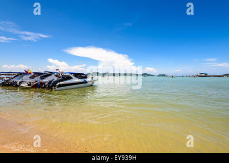 Plage de la zone portuaire pour les touristes se rendant à la mer à la baie de Chalong attractions célèbres dans l'île de Phuket, Thaïlande Banque D'Images