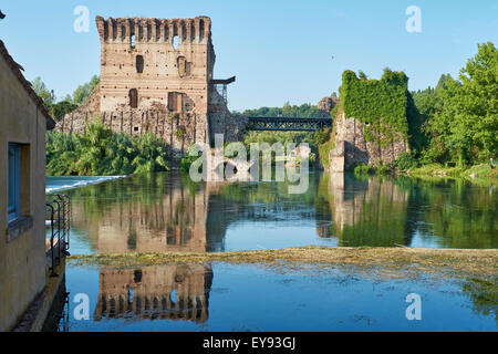 BORGHETTO, ITALIE - 11 juillet : Ruine de tour au pont Visconteo accosté par la rivière Mincio. 11 juillet 2015 dans Borghetto. Banque D'Images