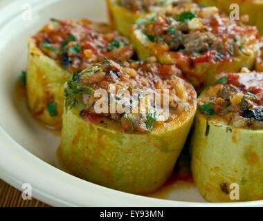 Topan Kabak Dolmasi - les courgettes farcies de riz et de viande.La cuisine Turque Banque D'Images