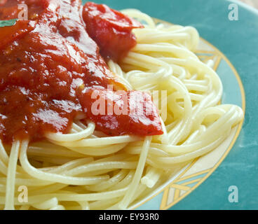 Pasta al pomodoro - Italian food généralement préparés avec des pâtes, l'huile d'olive, tomates, basilic frais Banque D'Images