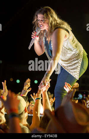 Eau Claire, Wisconsin, USA. 23 juillet, 2015. La chanteuse de country Hillary Scott de Lady Antebellum effectue en direct à la confiture Pays USA music festival à Eau Claire, Wisconsin (crédit Image : © Daniel DeSlover via Zuma sur le fil) Banque D'Images