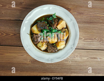 Aloo gosht curry de viande - dans le Nord de la cuisine indienne et pakistanaise.se compose de pommes de terre avec de la viande cuite aloo gosht Banque D'Images