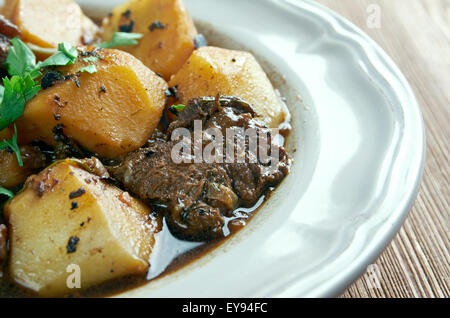 Aloo gosht curry de viande - dans le Nord de la cuisine indienne et pakistanaise.se compose de pommes de terre avec de la viande cuite aloo gosht Banque D'Images