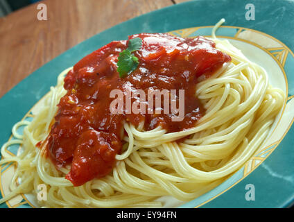 Pasta al pomodoro - Italian food généralement préparés avec des pâtes, l'huile d'olive, tomates, basilic frais Banque D'Images