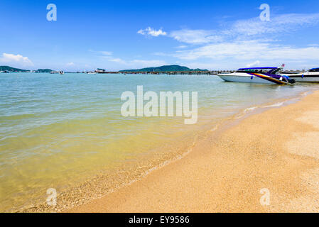 Plage de la zone portuaire pour les touristes se rendant à la mer à la baie de Chalong attractions célèbres dans l'île de Phuket, Thaïlande Banque D'Images