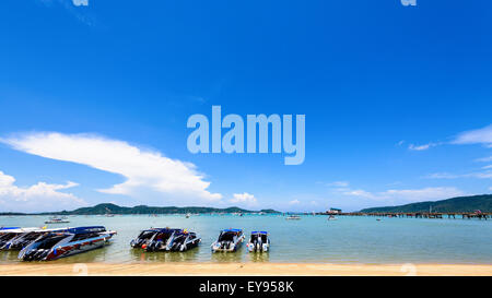 Plage de la zone portuaire pour les touristes se rendant à la mer à la baie de Chalong attractions célèbres dans l'île de Phuket, Thaïlande, Thaïlande, 16:9 Banque D'Images