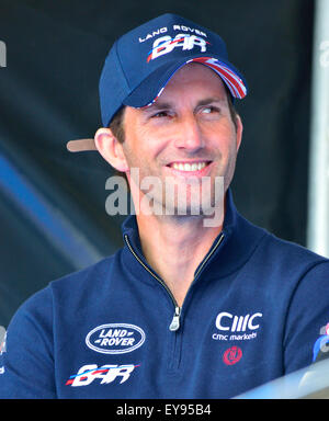 Portsmouth, Hampshire, UK - 23 juillet 2015 Sir Ben Ainslie, skipper de l'entrée britannique, Land Rover BAR, prenant part à la Louis Vuitton America's Cup World Series qui a eu lieu aujourd'hui au large de Southsea Common. Credit : Wendy Johnson/Alamy Live News (photographe avait l'accréditation des médias pour cet événement) Banque D'Images