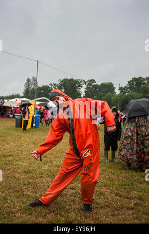 Charlton Park, Malmesbury, UK. 24 juillet 2015. Un jour Festival WOMAD. Les festivaliers s'amuser le jour de l'ouverture du festival malgré le temps humide. Charlton Park, Angleterre, Royaume-Uni. Credit : Francesca Moore/Alamy Live News Banque D'Images