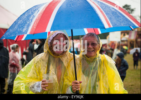 Charlton Park, Malmesbury, UK. 24 juillet 2015. Un jour Festival WOMAD. Les festivaliers s'amuser le jour de l'ouverture du festival malgré le temps humide. Charlton Park, Angleterre, Royaume-Uni. Credit : Francesca Moore/Alamy Live News Banque D'Images