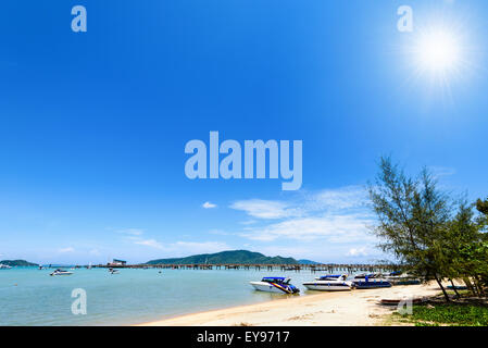 Plage de la zone portuaire pour les touristes se rendant à la mer sous le soleil de l'été à Ao Chalong Bay attractions célèbres dans l'île de Phuket Banque D'Images