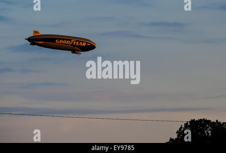 Oshkosh, WI, USA. 22 juillet, 2015. 22 JUILLET 2015- Le dirigeable Goodyear prépare à la terre au coucher du soleil à l'Experimental Aircraft Association (EAA Airventure Oshkosh, Wittman, 2015 Champ, Oshkosh, WI. (Crédit Image : © Ken Murray via Zuma sur le fil) Banque D'Images