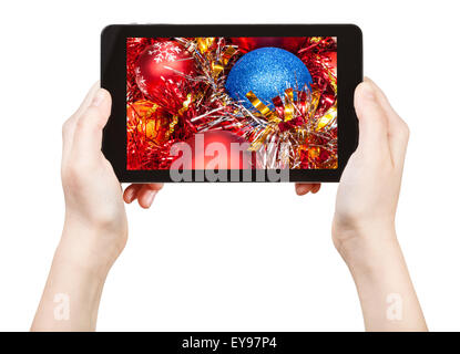Prendre des photos de décorations de Noël rouge avec tablette PC isolé sur fond blanc Banque D'Images