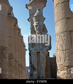 Louxor, Egypte. Temple de Louxor (Ipet resyt) : la statue géante de l'Usermaatra Setepenra pharaon Ramsès II le Grand (1303-1212 Banque D'Images