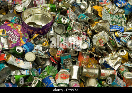 Preston, en Angleterre. Close up on écrasé les boîtes de conserve, canettes de boissons et friandises en attente de boîtes à recyclage recyclage Preston, Lancashire Banque D'Images