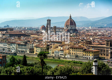 Vue en hauteur de la cathédrale de Florence prise de vue depuis la rive sud de la rivière Arno, en regardant vers le nord. Florence, Italie. Banque D'Images