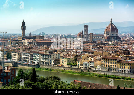 La cathédrale de Florence et le Palazzo Vecchio vus du côté sud de la rivière Arno, au nord-ouest. Florence, Italie. Banque D'Images