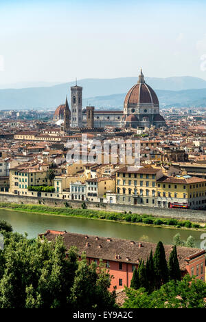 Vue en hauteur de la cathédrale de Florence prise de vue depuis la rive sud de la rivière Arno, en regardant vers le nord. Florence, Italie. Banque D'Images