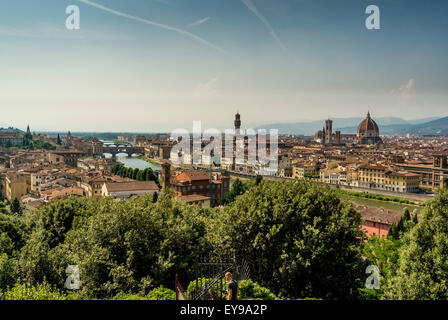 Vue sur Florence depuis la rive sud de la rivière Arno, vue sur le nord-ouest. Florence Italie. Banque D'Images