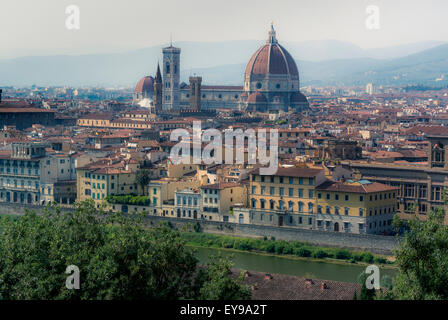 Vue en hauteur de la cathédrale de Florence prise de vue depuis la rive sud de la rivière Arno, en regardant vers le nord. Florence, Italie. Banque D'Images